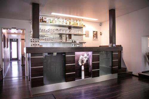 um bar numa sala com um vaso no balcão em Hotel Am Rathaus em Menden