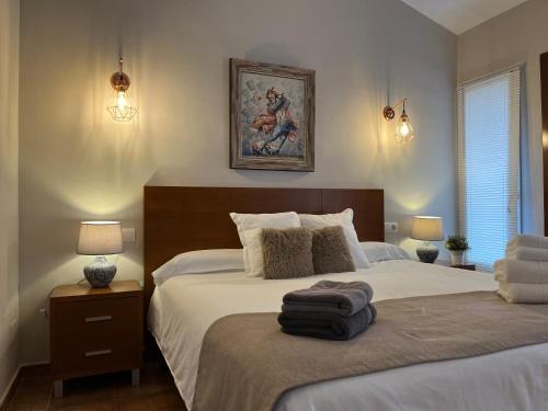 ein Schlafzimmer mit einem großen Bett und zwei Lampen in der Unterkunft Villa Manzanera in Calpe