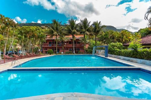 ein großer Pool vor einem Resort in der Unterkunft SUN Flat Maresias !! 2 Quartos Piscina Churrasqueira WiFi Estacionamento 230m da Praia in São Sebastião