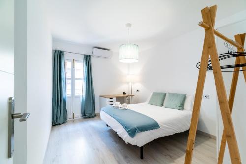 A bed or beds in a room at Precioso apartamento con parking en Granada