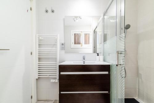 A bathroom at Precioso apartamento con parking en Granada