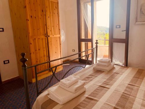 sypialnia z łóżkiem z 4 ręcznikami w obiekcie Villa sul Mare Calalunga Calasetta Sant Antioco w mieście Calasetta