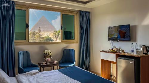um quarto de hotel com vista para as pirâmides em PANORAMA view pyramids no Cairo