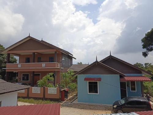 una casa en construcción en un pueblo en Ain Homestay, en Kuala Terengganu