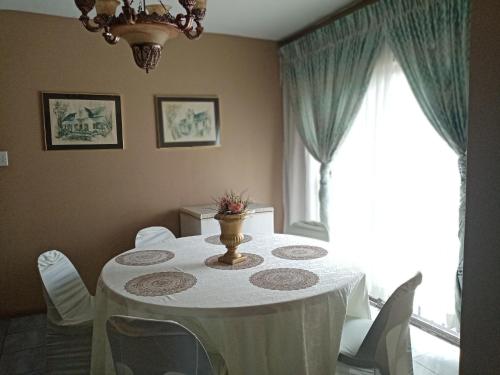 Jubie's Guest Lodge في فيرينجنغ: غرفة طعام مع طاولة ونافذة