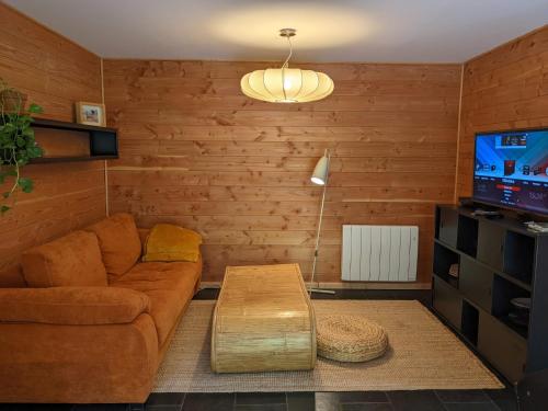 un salon avec un canapé et une table dans l'établissement LES ACACIAS, à Moye