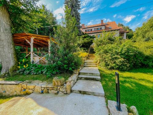 un jardín con un camino de piedra que conduce a una casa en Pokoje Gościnne Wysoka, en Świeradów-Zdrój