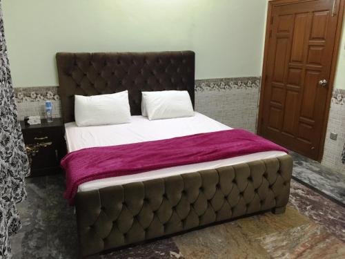 Mirpur AJK Serviced Villa房間的床