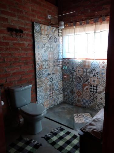 Bilik mandi di Chalé charmoso com vista p/ Montanha - Gonçalves