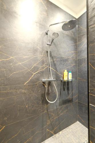 a bathroom with a shower with a glass door at Suite la Duchesse et Parking privé gratuit in Mons