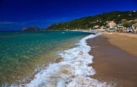 una playa con el océano y un grupo de personas en SO Ionian Getaways, en Agios Gordios
