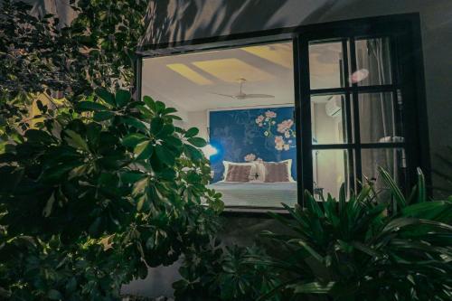 a mirror in a room with a bed in a bedroom at Villa Balthazar in Búzios