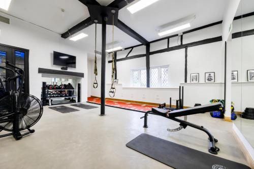 un gimnasio con cinta de correr y una bicicleta en una habitación en Champneys Henlow, en Henlow