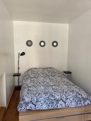 um quarto com uma cama e dois relógios na parede em Appartement Chaumont em Chaumont