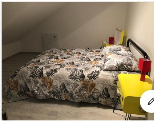 Bett mit Daunendecke in einem Zimmer in der Unterkunft Les coteaux vue mer in Criel-sur-Mer