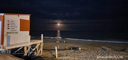 - Vistas a la playa por la noche con el océano en Villa Gesell Abagú Apartments - Argentina en Villa Gesell