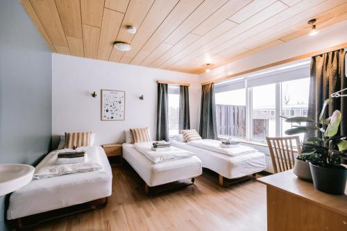 um quarto de hospital com duas camas e uma janela em Eldá Guesthouse em Myvatn