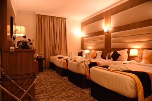 メディナにあるAl-Andalus Palace Goldenのホテルルーム 4ベッド