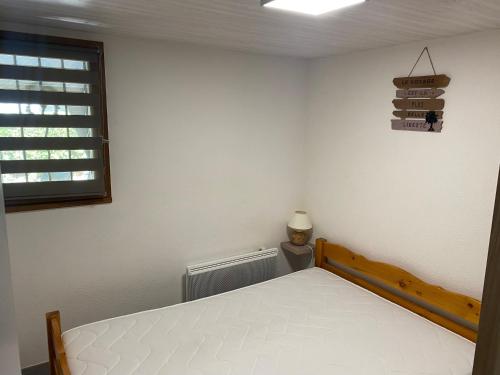 1 dormitorio con cama y ventana en La Villa Michaelenanne en Port Leucate