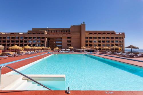 una piscina di fronte a un hotel di Estudio El Balcón, en primerísima línea de playa. a Fuengirola
