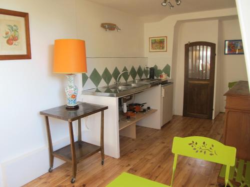 Cette chambre comprend un bureau, une table et des chaises. dans l'établissement Villa Dampierre, à Pau