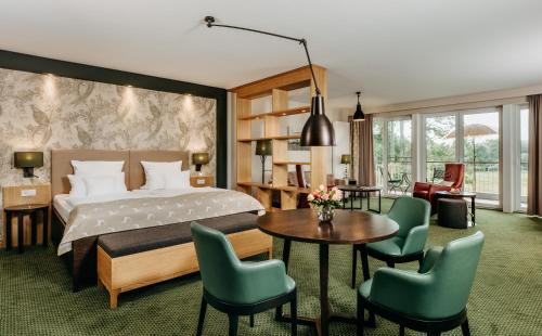 Postel nebo postele na pokoji v ubytování Romantik Hotel Jagdhaus Eiden am See