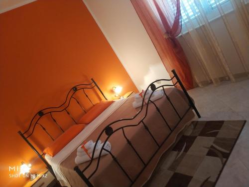 two twin beds in a room with a window at GB Case Vacanze Sicilia in Balestrate