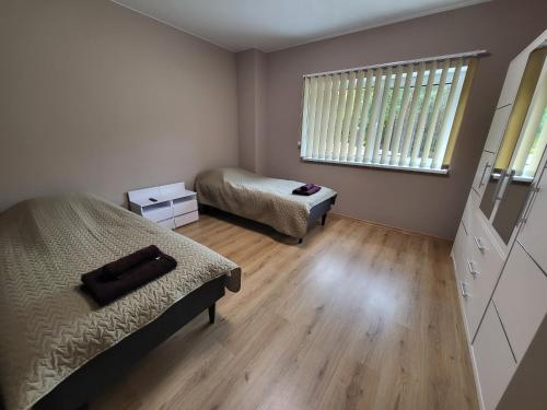 ein kleines Schlafzimmer mit 2 Betten und einem Fenster in der Unterkunft Vomikay Villa in Tallinn