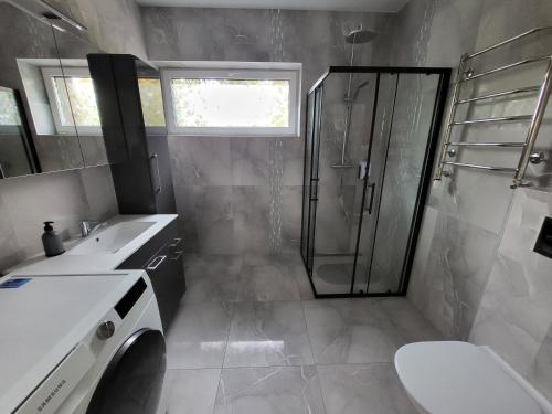 uma casa de banho com um chuveiro, um WC e um lavatório. em Vomikay Villa em Taline