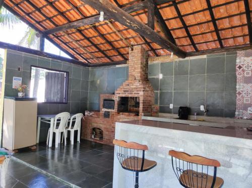 uma cozinha com forno de tijolo numa casa em Casa com piscina em Aldeia Velha em Quartéis
