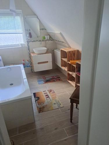 een badkamer met een wastafel en een toilet op zolder bij FerienhausWeseby in Hürup