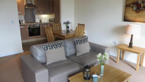 a living room with a couch and a table at Citystay Living- Warren Close in Cambridge