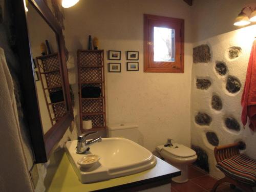 a bathroom with a sink and a toilet at Casa Rural El Tabaibal in Hermigua