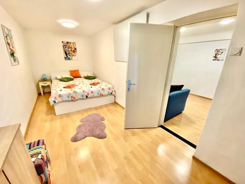 - une chambre avec un lit et une porte menant à une pièce dans l'établissement 1BR Apartment on the Most Beautiful Street in Ljubljana Center, à Ljubljana