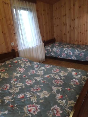 Ένα ή περισσότερα κρεβάτια σε δωμάτιο στο Воржоми Mzetamze