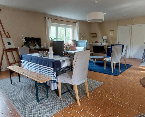 ein Wohnzimmer mit einem Tisch und Stühlen in der Unterkunft La Ginelle - Appartement Savane in Airoux