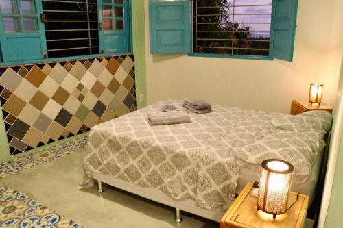 Un dormitorio con una cama y una mesa con una lámpara. en Estúdio dos sonhos com bela vista próximo ao alto da sé, en Olinda