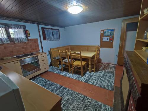 Kuchyň nebo kuchyňský kout v ubytování VIKEND KUCA SNJESKO