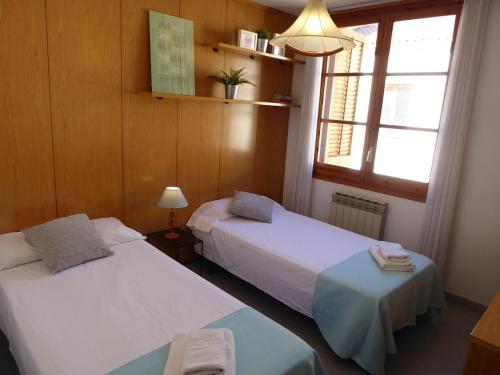 濱海比拉薩爾的住宿－Mediterranean Town House，客房设有两张床和窗户。