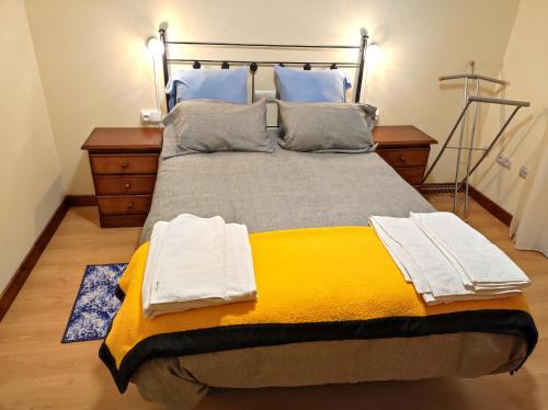 a bedroom with a bed with towels on it at La Casa de las Nereidas in Cuenca