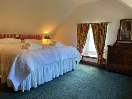 En eller flere senge i et værelse på Exclusive private estate cottage