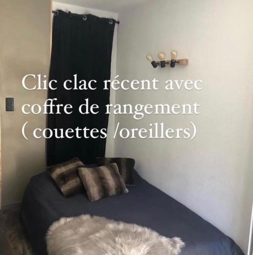 - une chambre avec un lit et un oreiller en fourrure dans l'établissement Charmant studio au pieds des remontées mécaniques., à Villard-de-Lans