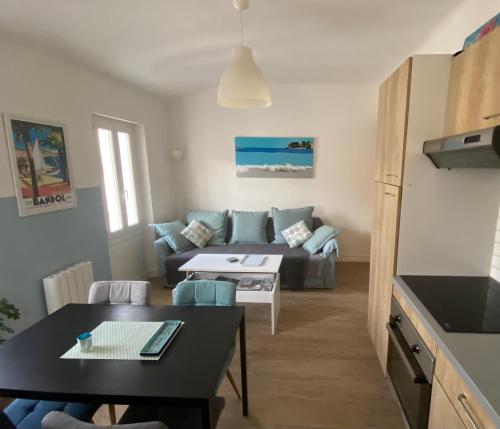 a living room with a couch and a table at Bandol plage port in Bandol