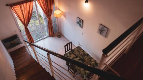 una escalera con una escalera y una ventana en Cálido Rincón en Villa Elisa