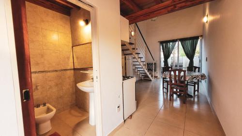 y baño con lavabo, aseo y mesa. en Cálido Rincón en Villa Elisa