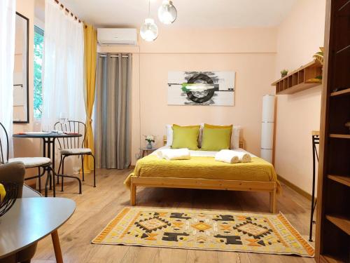 ブカレストにあるLaroka House Cosy Studio Universitateの小さなベッドルーム(ベッド1台付)、ダイニングルームが備わります。