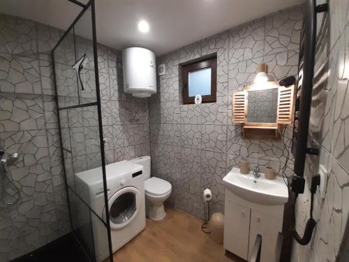 W łazience znajduje się toaleta, umywalka i lustro. w obiekcie Domek na Pętli w mieście Hoczew
