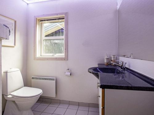 Ett badrum på Holiday home Blokhus LVII