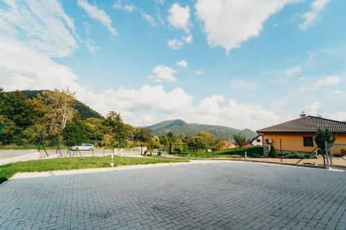 an empty parking lot with mountains in the background at Apartmán Na Palouku Povrly in Povrly