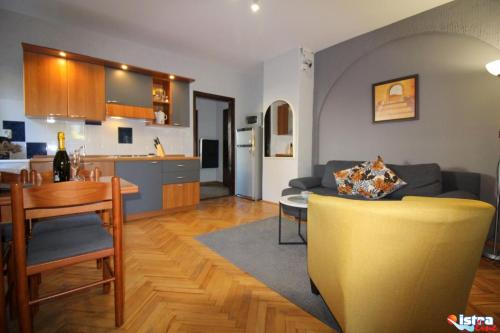 Dr. IGDA Apartments